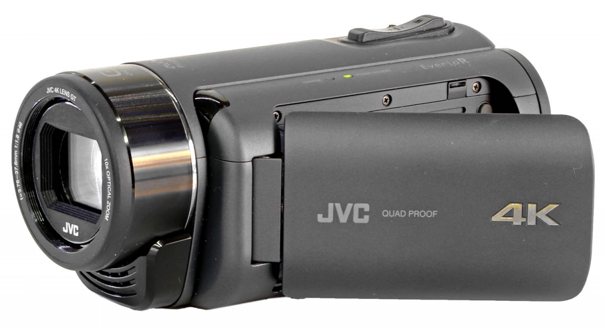 Videokamera JVC GZ-RY980 v přední perspektivě...