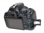 Canon EOS 850D: Perspektiva zezadu se slotem na SD-karty