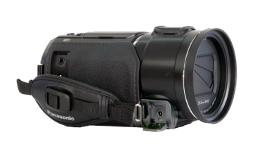 Videokamera Panasonic HC-V800 v bočním detailu