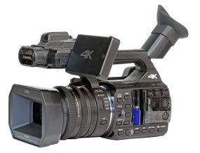 Videokamera Panasonic HC-X1000 v přední perspektivě